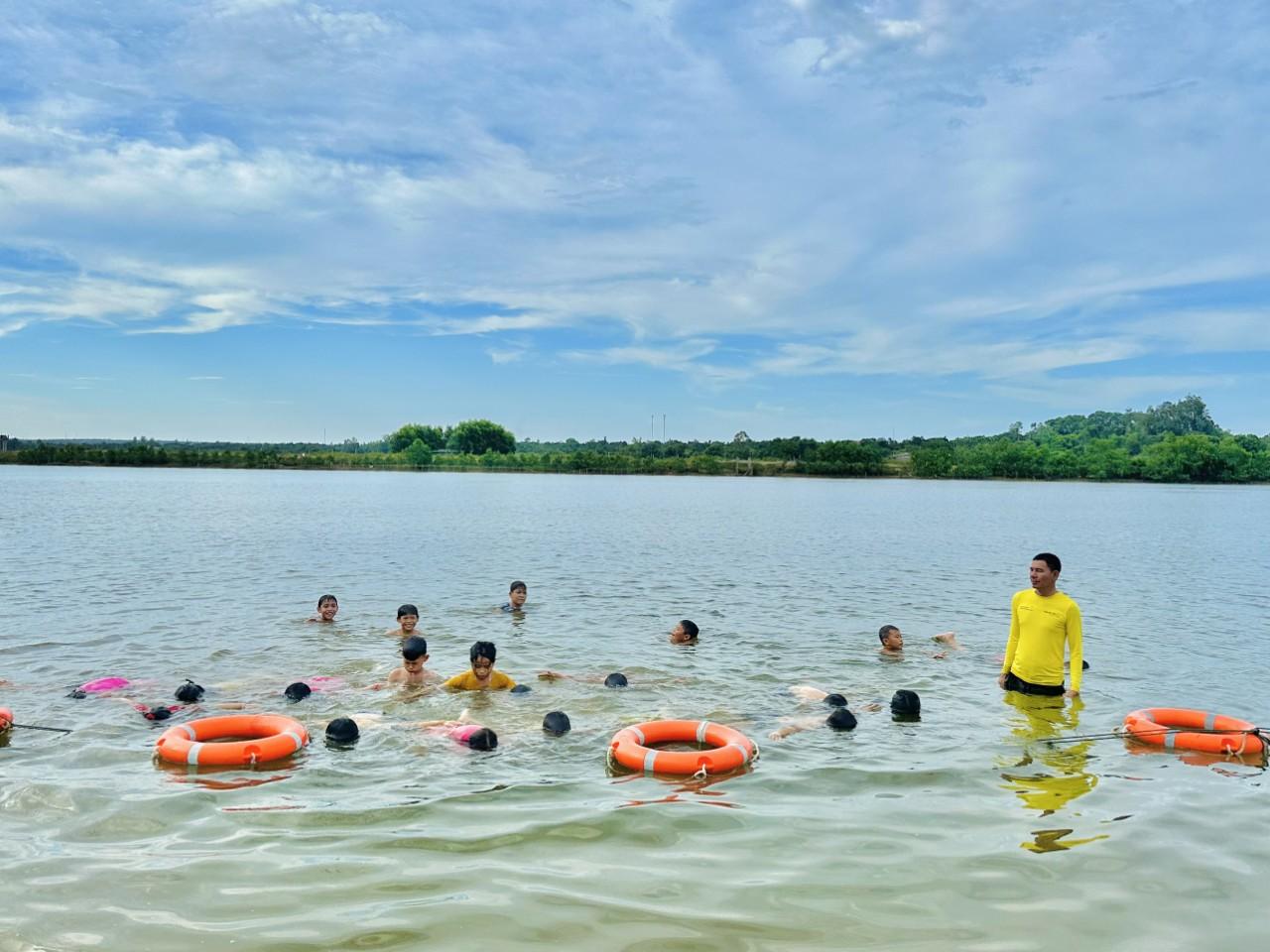 BCĐ hè xã Trung Hải tuyên truyền phòng tránh tai nạn đuối nước ở trẻ em, và tổng kết khoá dạy bơi...